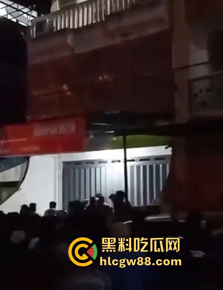 当代蜘蛛侠？印尼抓奸翻窗逃亡，情夫吊电线横穿马路，刺激场面堪比大片！-7