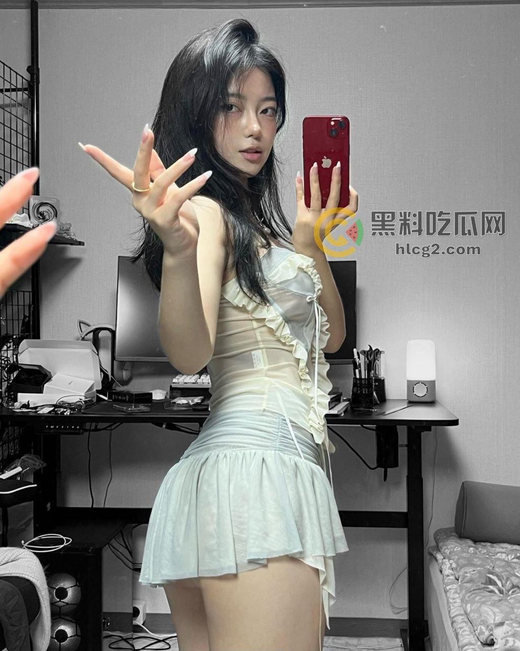 白瘦少女私拍大曝光，颜值高得让人惊叹，清纯脸蛋与骚气私拍大公开！-6