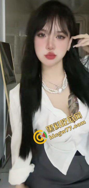 20岁纹身女神变符文婊！乖女被双飞，夜店吃鸡被两50岁老汉猛操喊爷爷干我！-1