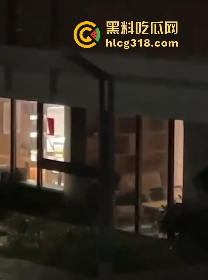 福建平潭职高情侣图书馆角落激情做爱，里面激情诱惑，外面群众吃瓜，直接社死当场！-2