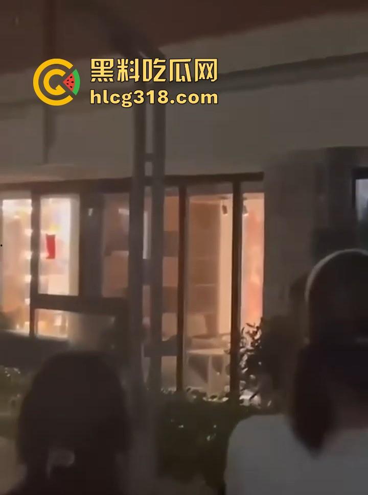 福建平潭职高情侣图书馆角落激情做爱，里面激情诱惑，外面群众吃瓜，直接社死当场！-3