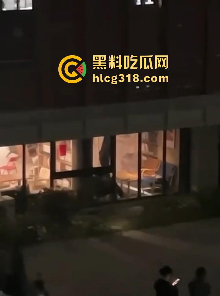 福建平潭职高情侣图书馆角落激情做爱，里面激情诱惑，外面群众吃瓜，直接社死当场！-6