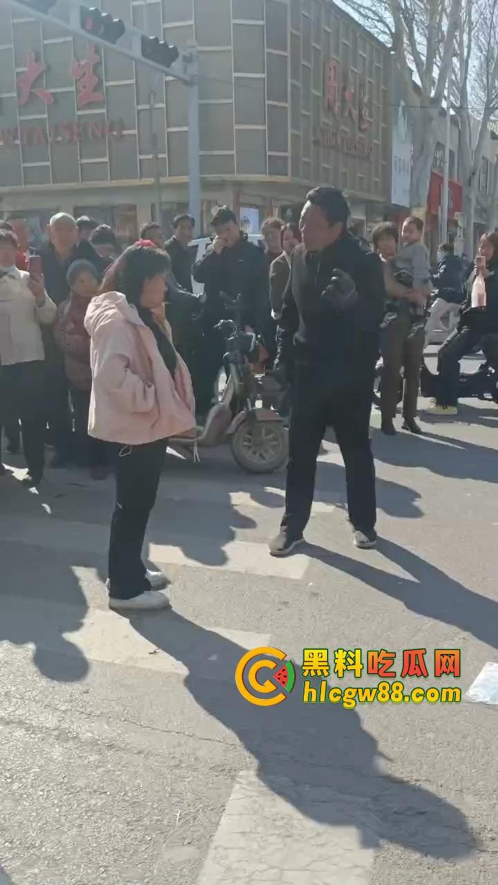河北邯郸老实人媳妇在家聊骚撩汉，老公打工买套结果给别的男人用，气到街头崩溃大吼我真是笑话！-2