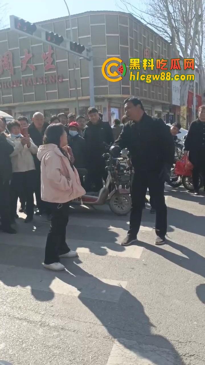 河北邯郸老实人媳妇在家聊骚撩汉，老公打工买套结果给别的男人用，气到街头崩溃大吼我真是笑话！-6