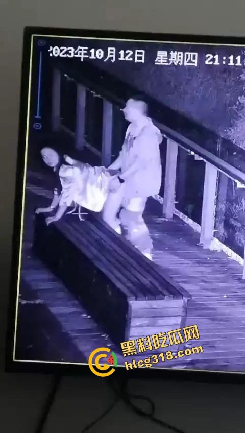 杭州公园长椅野战全程被监控拍下，两人全程激烈拉伸还换姿势，保安看回放笑抽了，上夜班果然有福利！-2