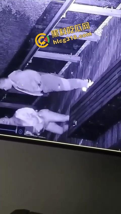 杭州公园长椅野战全程被监控拍下，两人全程激烈拉伸还换姿势，保安看回放笑抽了，上夜班果然有福利！-8