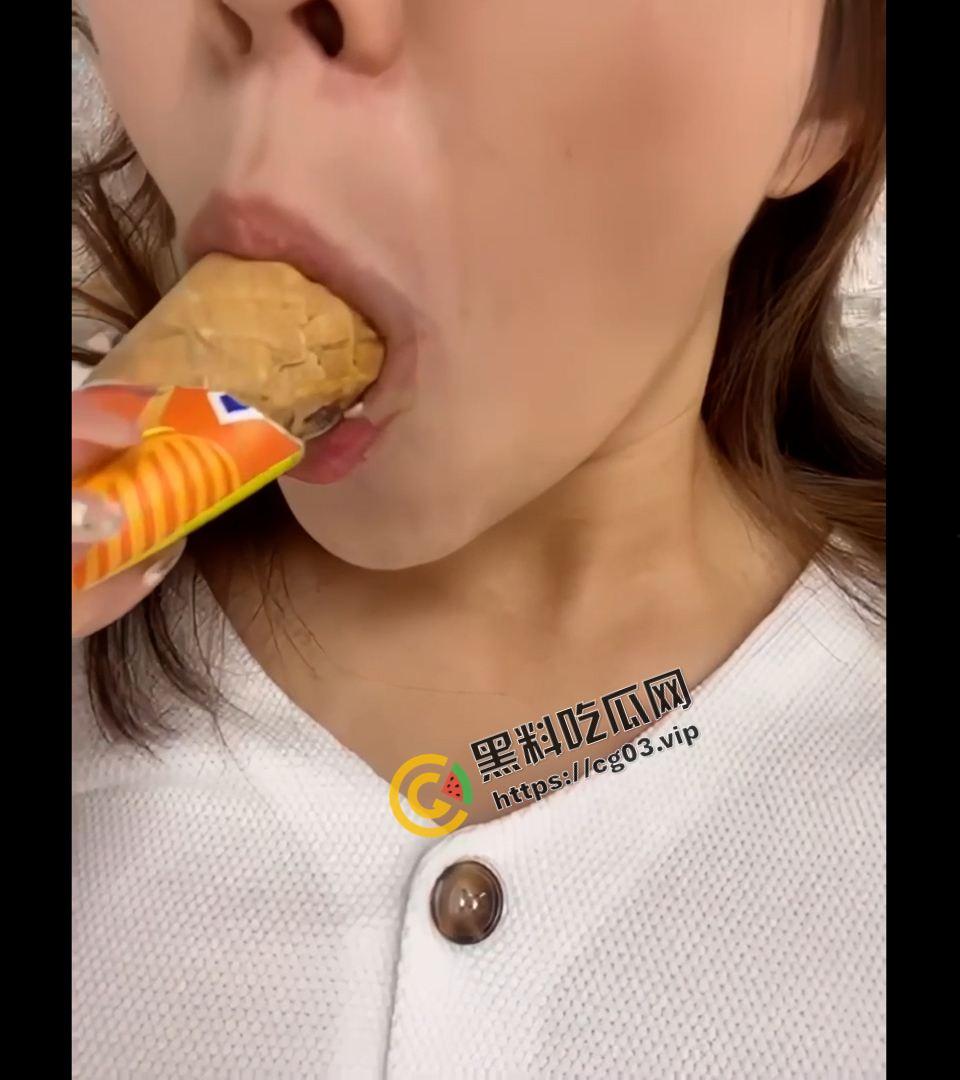 台湾空姐女神ins网红【张嘉欣】kayanyanc 童颜巨乳 舌头灵活的像条蛇 自慰到白浆四射-3