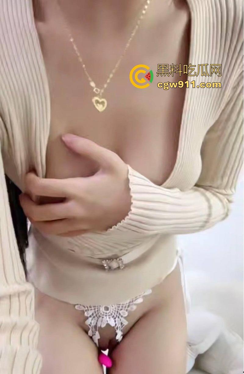 高颜值反差嫩妹【ovo曼曼】化身欲女点燃屏幕,纤手揉捏美乳,扭腰晃臀边跳边脱,每一帧都勾魂摄魄!-5