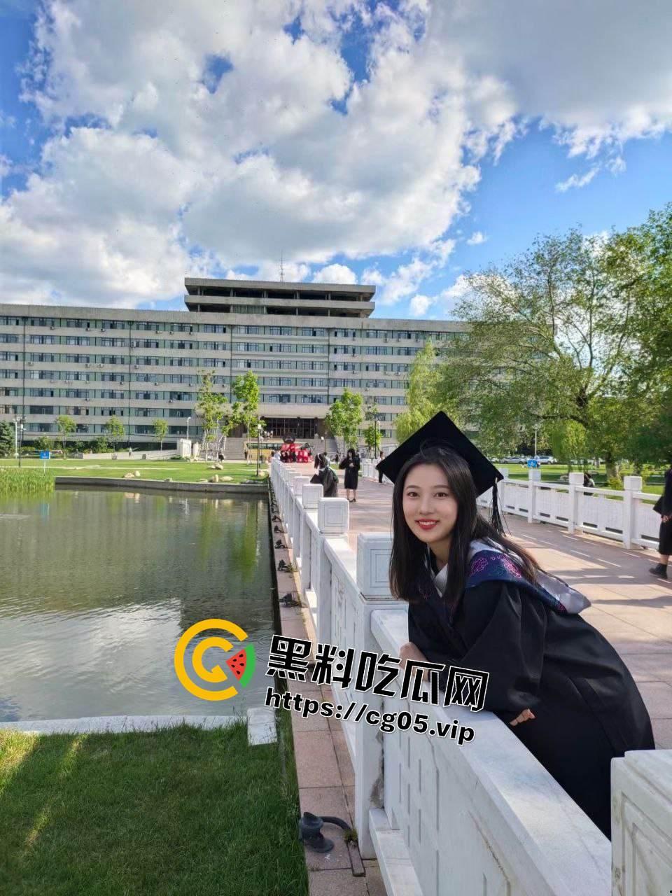 英国知名杜伦大学硕士生【李颖】不雅视频 有钱人家的高材生 在床上也不过是母狗一条罢了-1