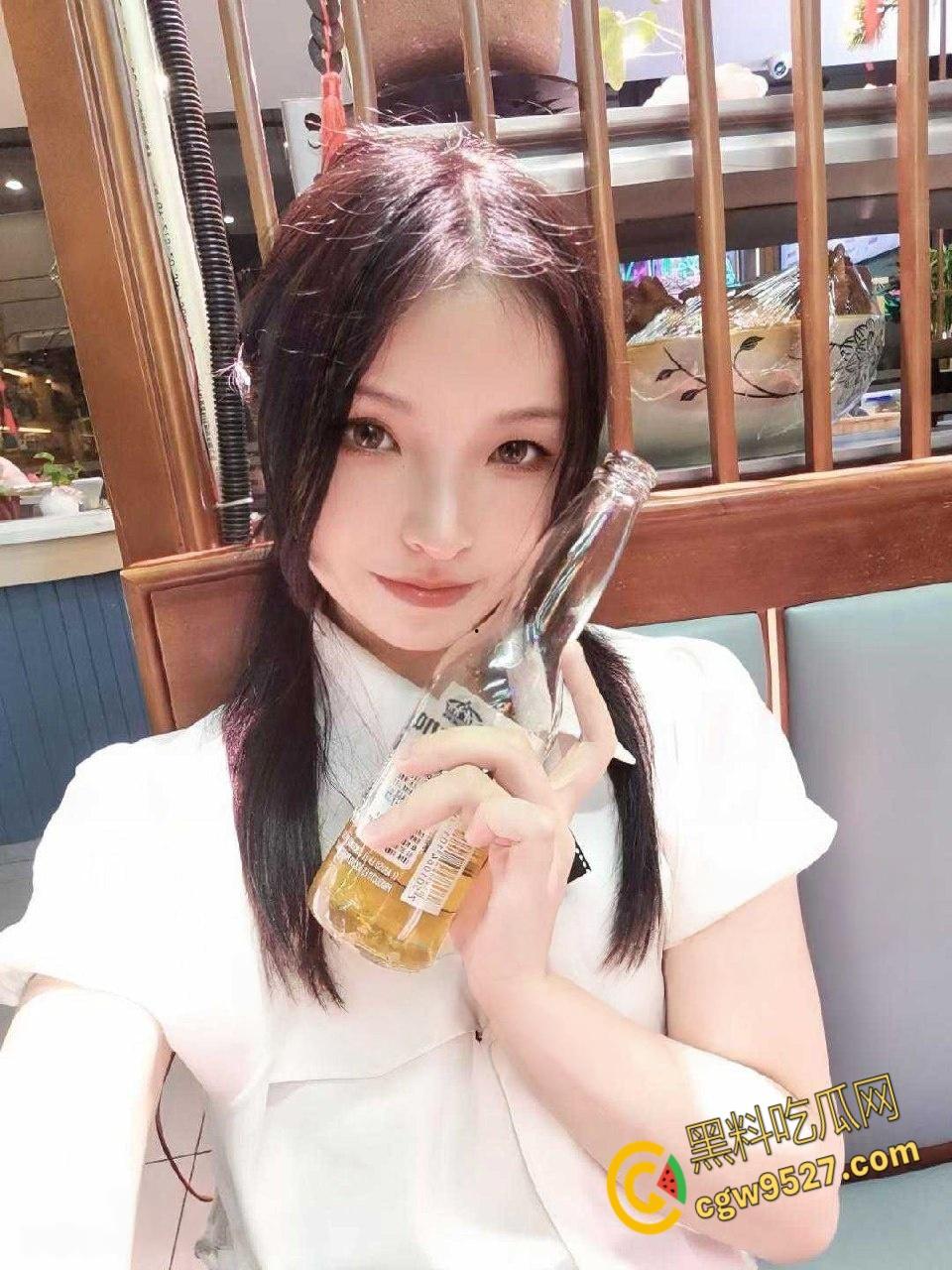 杭州黑马酒店销售【伍胥清】，表面清纯甜妹，背地里微信撩骚约炮，饥渴难耐厕所镜前后入爆操 ！-6