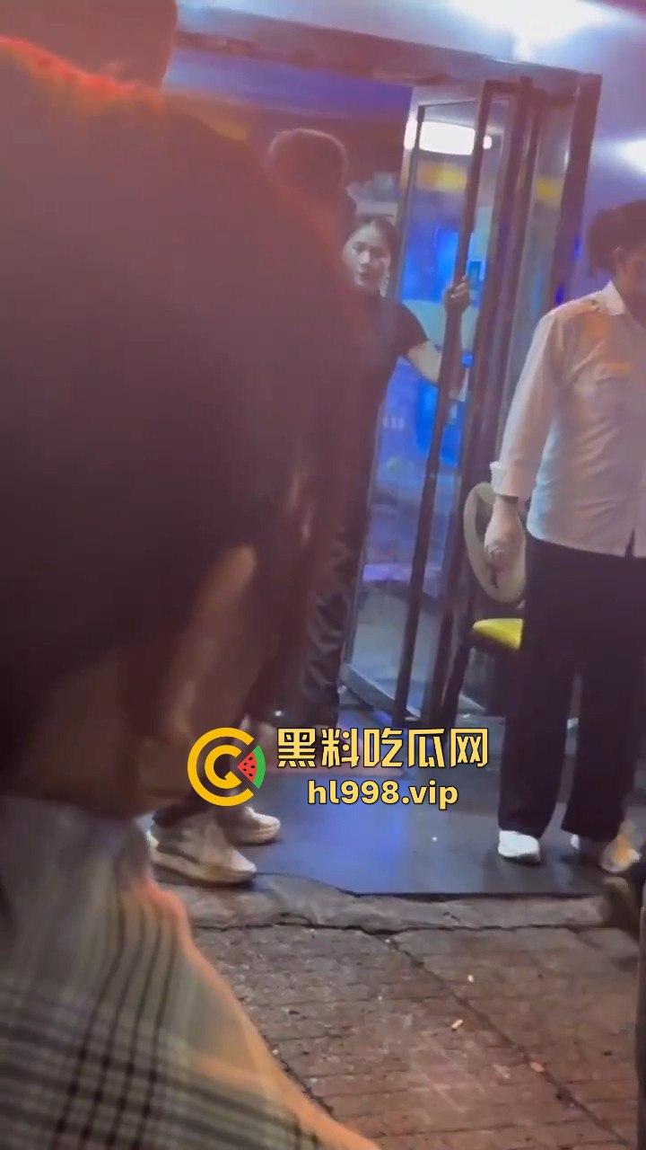 湖北武汉60岁大爷网恋奔现太激动！见红裙女子血压飙升，直接送医院抢救！-7