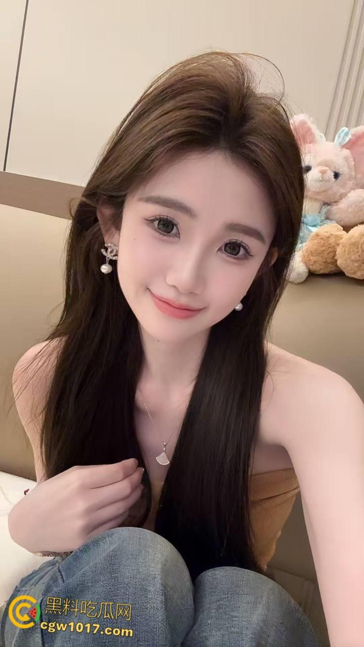 帮小姨子搬东西，小母狗竟用骚逼回报 ，高跟鞋开档白丝抠逼自慰，车震无套中出白虎嫩穴，干的白浆流一地！-3