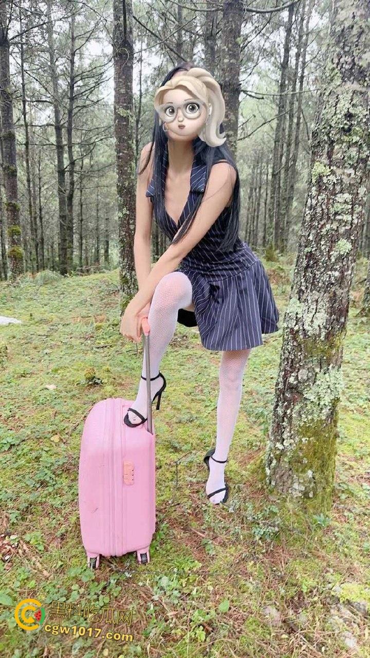 帮小姨子搬东西，小母狗竟用骚逼回报 ，高跟鞋开档白丝抠逼自慰，车震无套中出白虎嫩穴，干的白浆流一地！-4