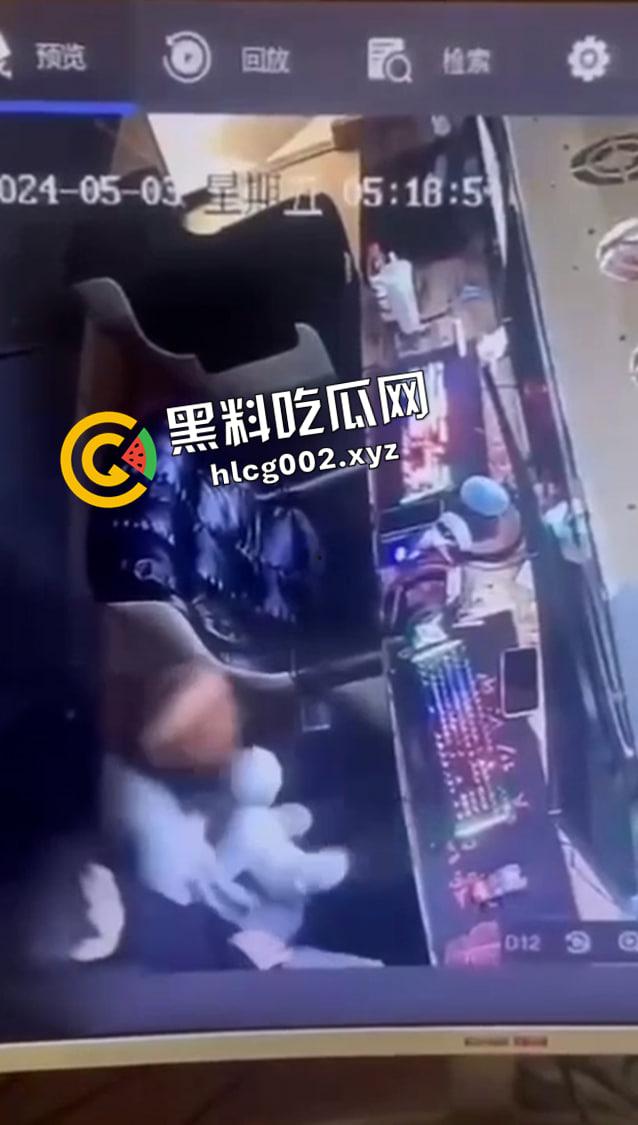 湖南邵阳塘渡口大瓜！情侣网吧里观音坐莲 头上就是监控 全程记录 视频流出-2