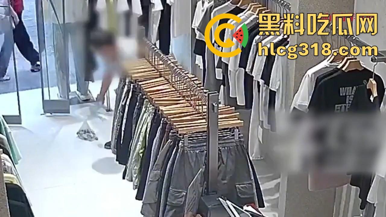四川资阳一男子爬进服装店自慰，对着地板裸漏鸡巴摩擦，这是什么奇葩操作憋太久了？-9