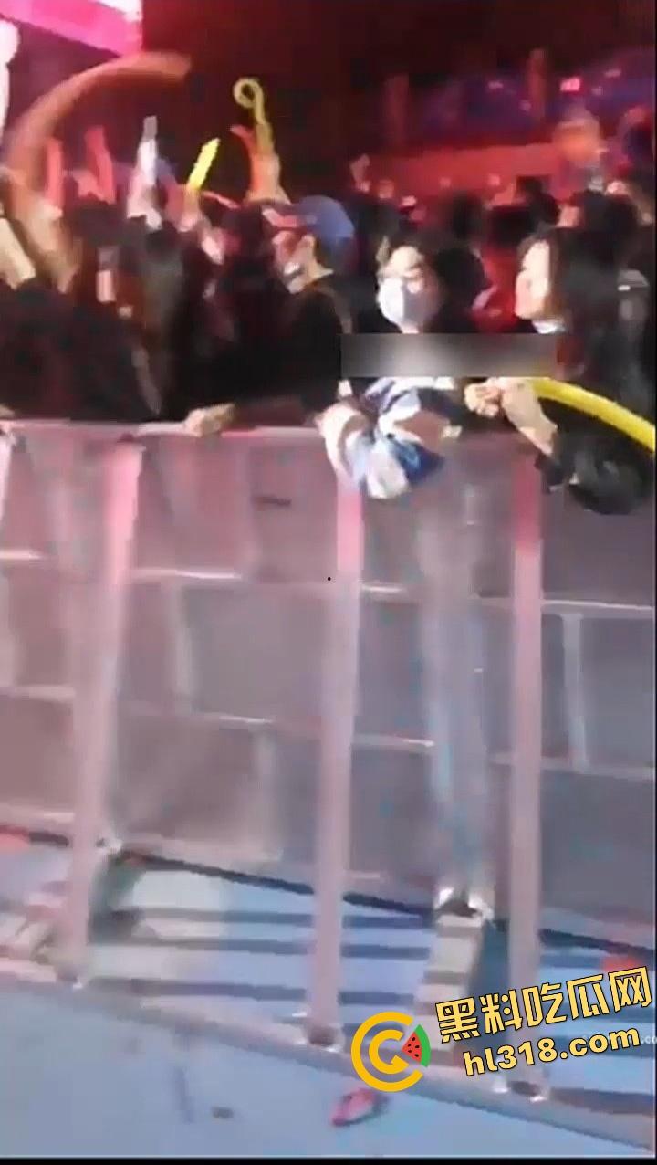 见过颜射秒射盯射没见过顶射，音乐节骚男牛子硬顶妹子屁股摩擦，见过打call没见过顶call！-7