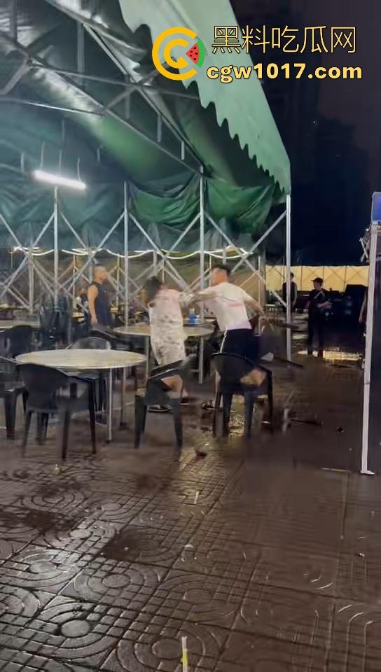 集美开团！温柔姐妹花板凳大战短裤小哥，看出来是真的急了，保安拦都拦不住，上去就是干，姐妹有事是真上！-4