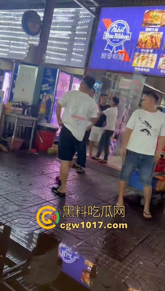 集美开团！温柔姐妹花板凳大战短裤小哥，看出来是真的急了，保安拦都拦不住，上去就是干，姐妹有事是真上！-7