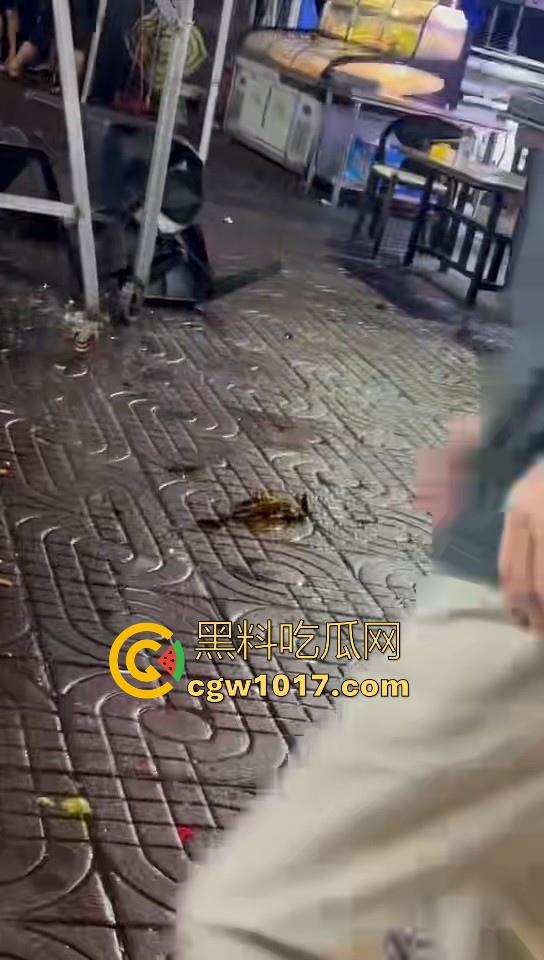 集美开团！温柔姐妹花板凳大战短裤小哥，看出来是真的急了，保安拦都拦不住，上去就是干，姐妹有事是真上！-8