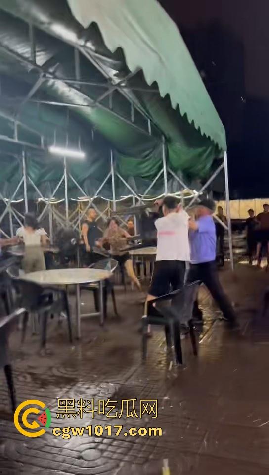 集美开团！温柔姐妹花板凳大战短裤小哥，看出来是真的急了，保安拦都拦不住，上去就是干，姐妹有事是真上！-10