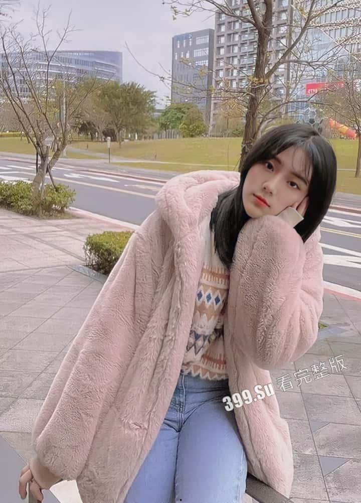 超高颜值的19岁  贫乳女神【朱X妮】长相清纯又厌世  给土豪金主自拍的私密视频及自拍照流出！-7