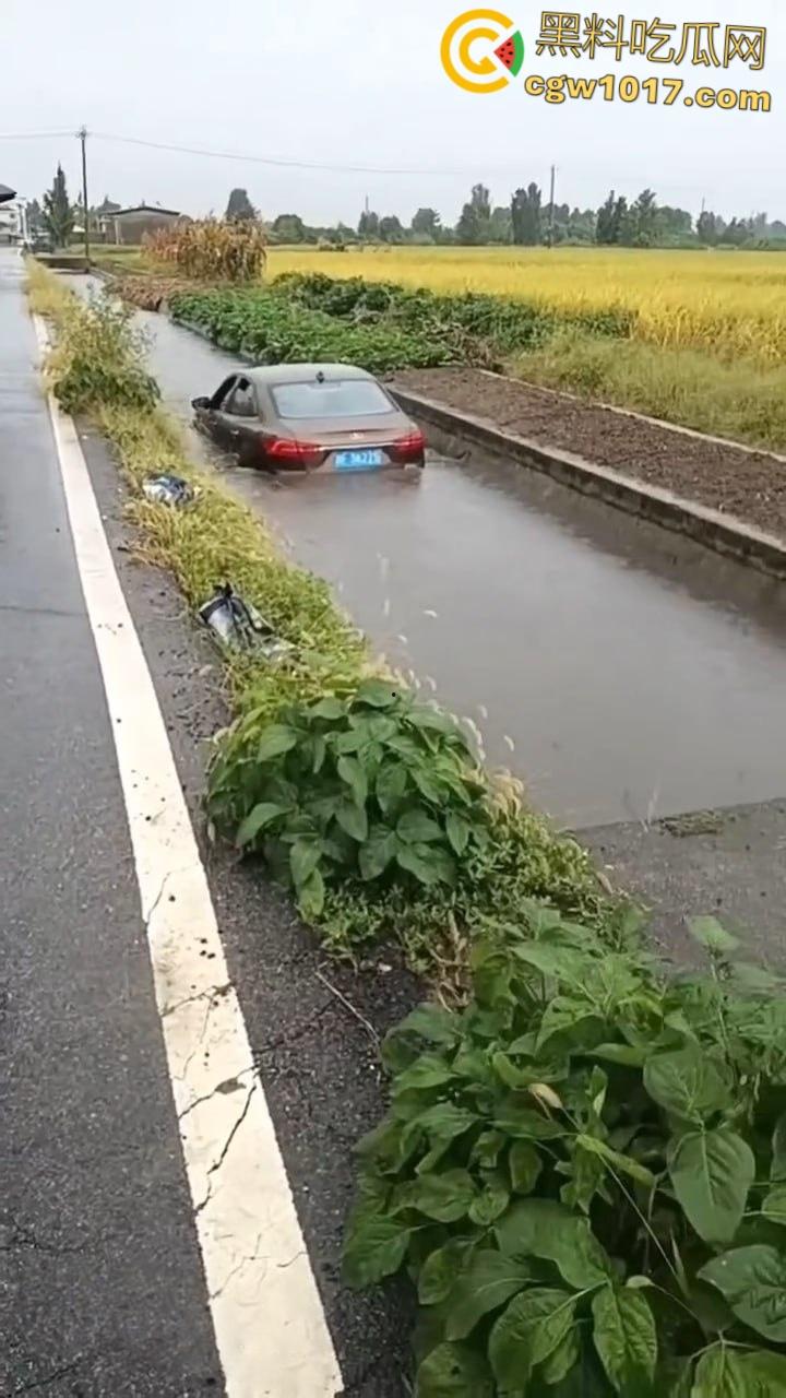 四川德阳花景村乡道，两辆小轿车双双栽进沟里，真是有卧龙的地方就有凤雏，这事情够笑一阵子了！-3