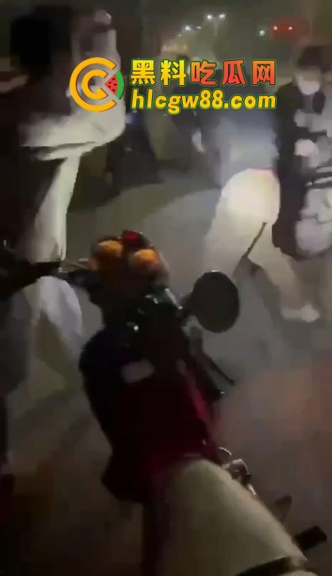 普宁盛产精神小伙，精神小伙又疯了？刀仔砍人血溅街头，这回不是社会摇，是进局子摇！-7