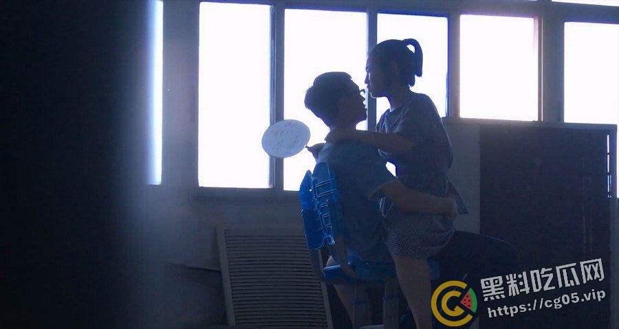 广州某高中学生在没人的教师做爱 被同学手机偷拍 日完还检查内裤 只是小伙子有点快啊-2