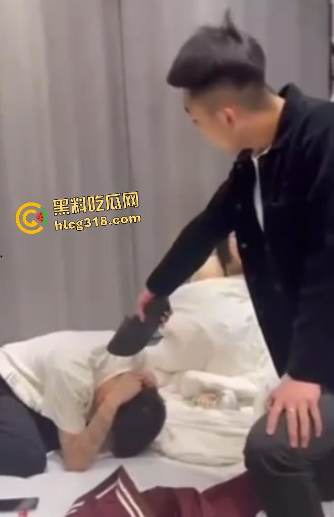 精神小伙抓奸怒暴男小三，女友还在一旁笑嘻嘻抽烟，小伙 和兄弟抽起拖鞋就是一顿拍头！-1