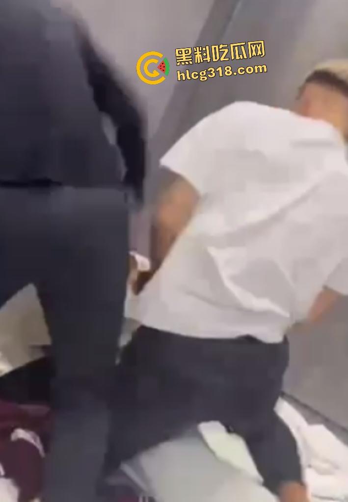 精神小伙抓奸怒暴男小三，女友还在一旁笑嘻嘻抽烟，小伙 和兄弟抽起拖鞋就是一顿拍头！-5