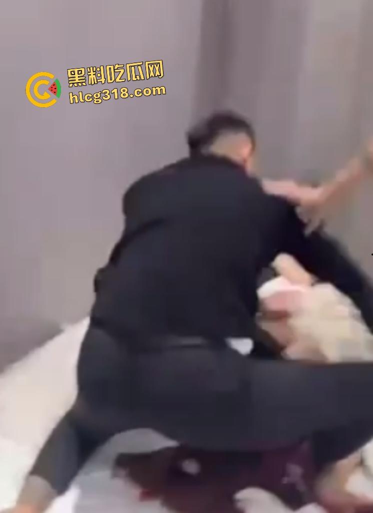 精神小伙抓奸怒暴男小三，女友还在一旁笑嘻嘻抽烟，小伙 和兄弟抽起拖鞋就是一顿拍头！-6