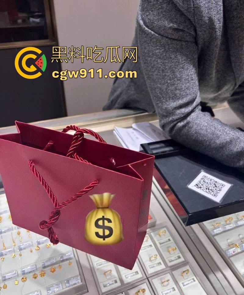 终于在堂姐醉酒状态,进入了堂姐的阴道,但是过程中堂姐竟然醒了,但还是阻止不了无套内射!-1