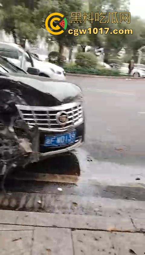 岳阳湘阴发生严重车祸！倒霉起来喝水都能塞牙，站马路边都能被车撞飞，像个人体保龄球一样撞了出去！-4