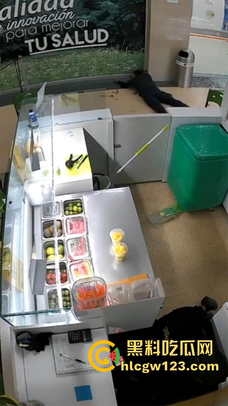 美国黑帮火拼现场，果茶店监控拍下画面，双方见面开枪对射，黑哥伏地射击最终被当场击毙！-4