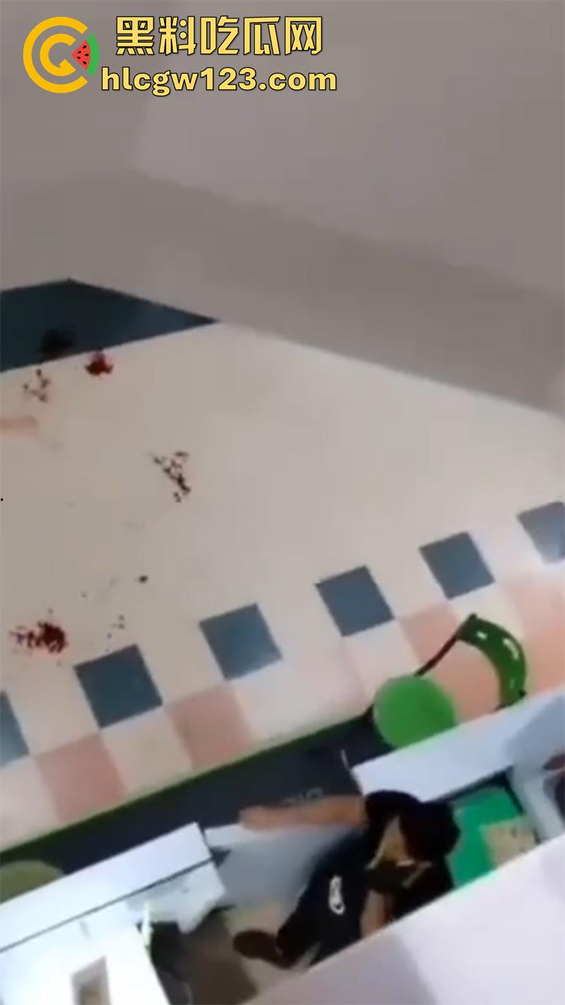 美国黑帮火拼现场，果茶店监控拍下画面，双方见面开枪对射，黑哥伏地射击最终被当场击毙！-6