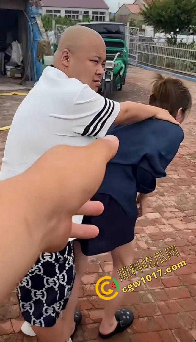 快手千万粉网红【老狗】惊爆丑闻:婚内出轨乱搞、KTV淫乱黑料满天飞!与爱徒【孙佳昕】狂欢,前妻直播爆猛料,裸露内幕掀波澜!-15