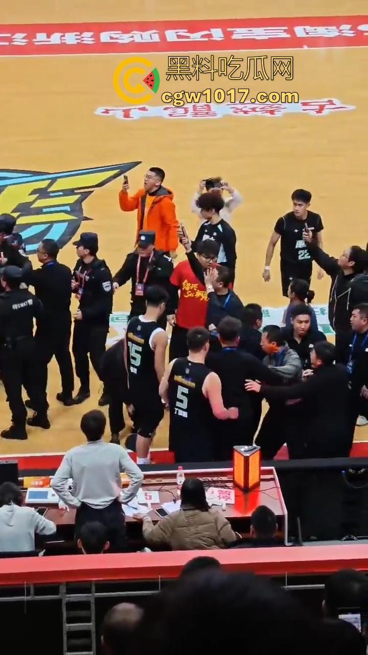 浙BA篮球联赛爆发大冲突！绍兴球队输不起，打完后还要打球员，真应了那句话，喝绍兴黄酒，打各地朋友！-5