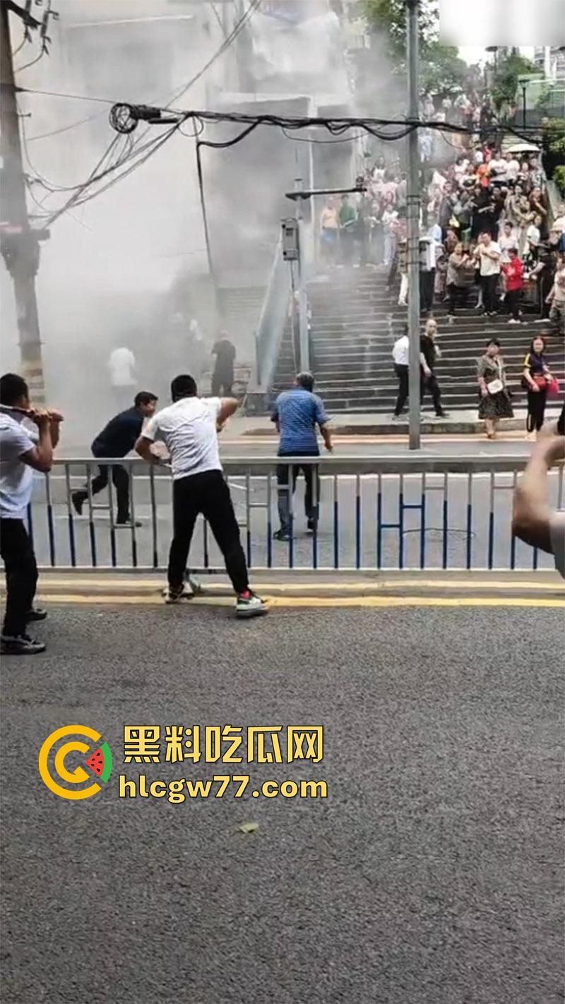 震惊!重庆爆发动乱!男子自驾当街点燃摩托车 持械伤人堪比美国大片 这是疯了么?-1