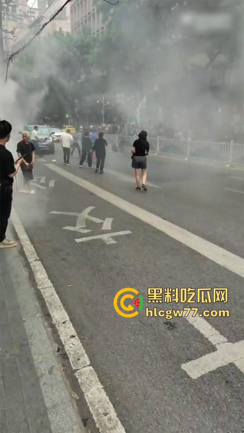 震惊!重庆爆发动乱!男子自驾当街点燃摩托车 持械伤人堪比美国大片 这是疯了么?-2