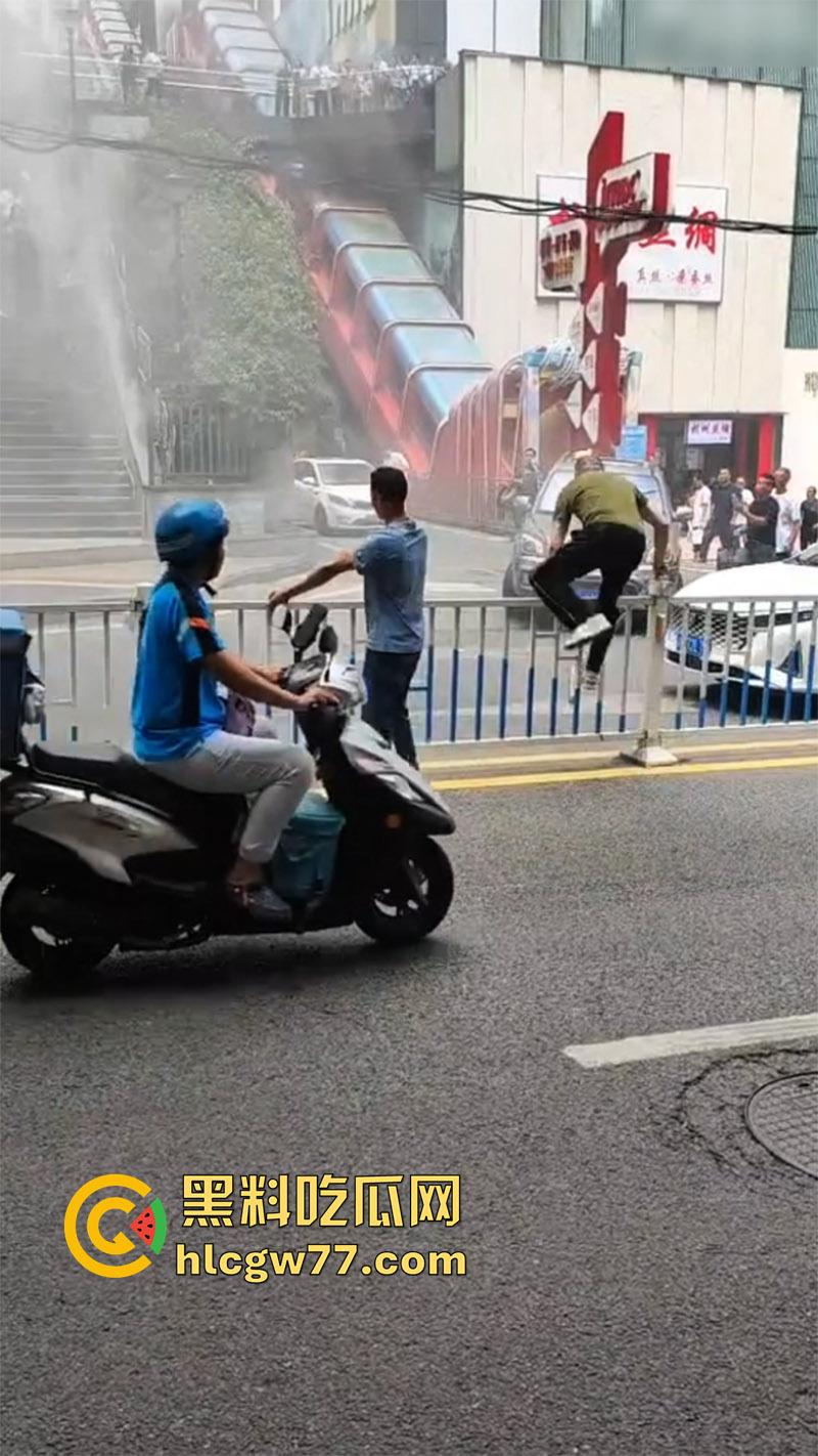 震惊!重庆爆发动乱!男子自驾当街点燃摩托车 持械伤人堪比美国大片 这是疯了么?-3