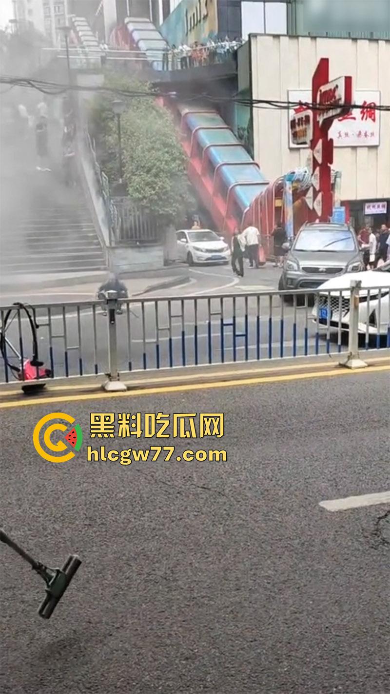 震惊!重庆爆发动乱!男子自驾当街点燃摩托车 持械伤人堪比美国大片 这是疯了么?-4