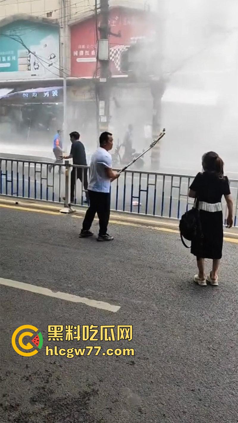 震惊!重庆爆发动乱!男子自驾当街点燃摩托车 持械伤人堪比美国大片 这是疯了么?-5