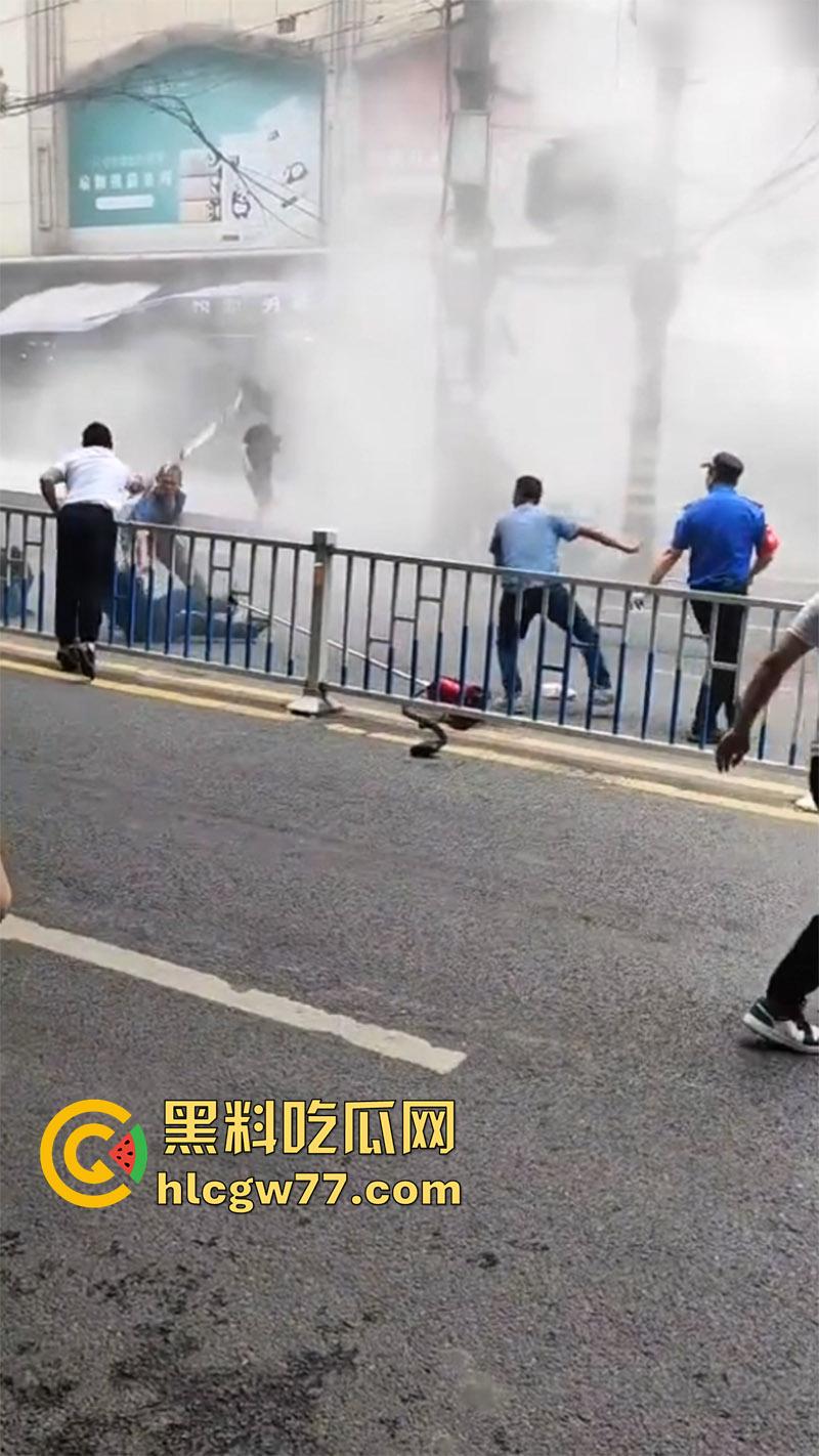 震惊!重庆爆发动乱!男子自驾当街点燃摩托车 持械伤人堪比美国大片 这是疯了么?-7