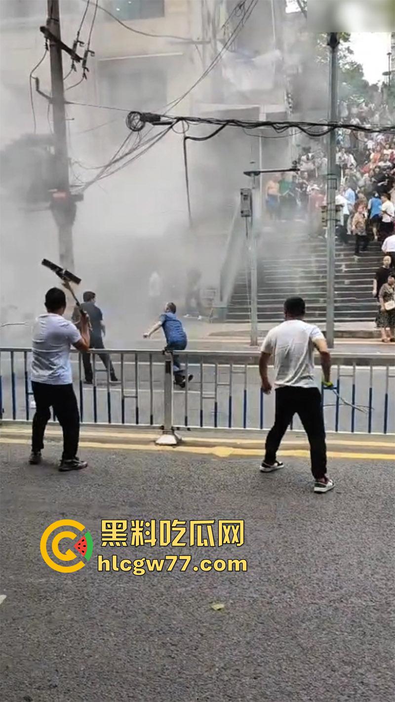 震惊!重庆爆发动乱!男子自驾当街点燃摩托车 持械伤人堪比美国大片 这是疯了么?-8