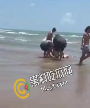 美国德克萨斯州南帕德里岛海滩，多人被鲨鱼咬伤。两男两女遭到鲨鱼袭击。政府已派出直升机将其驱赶。-2