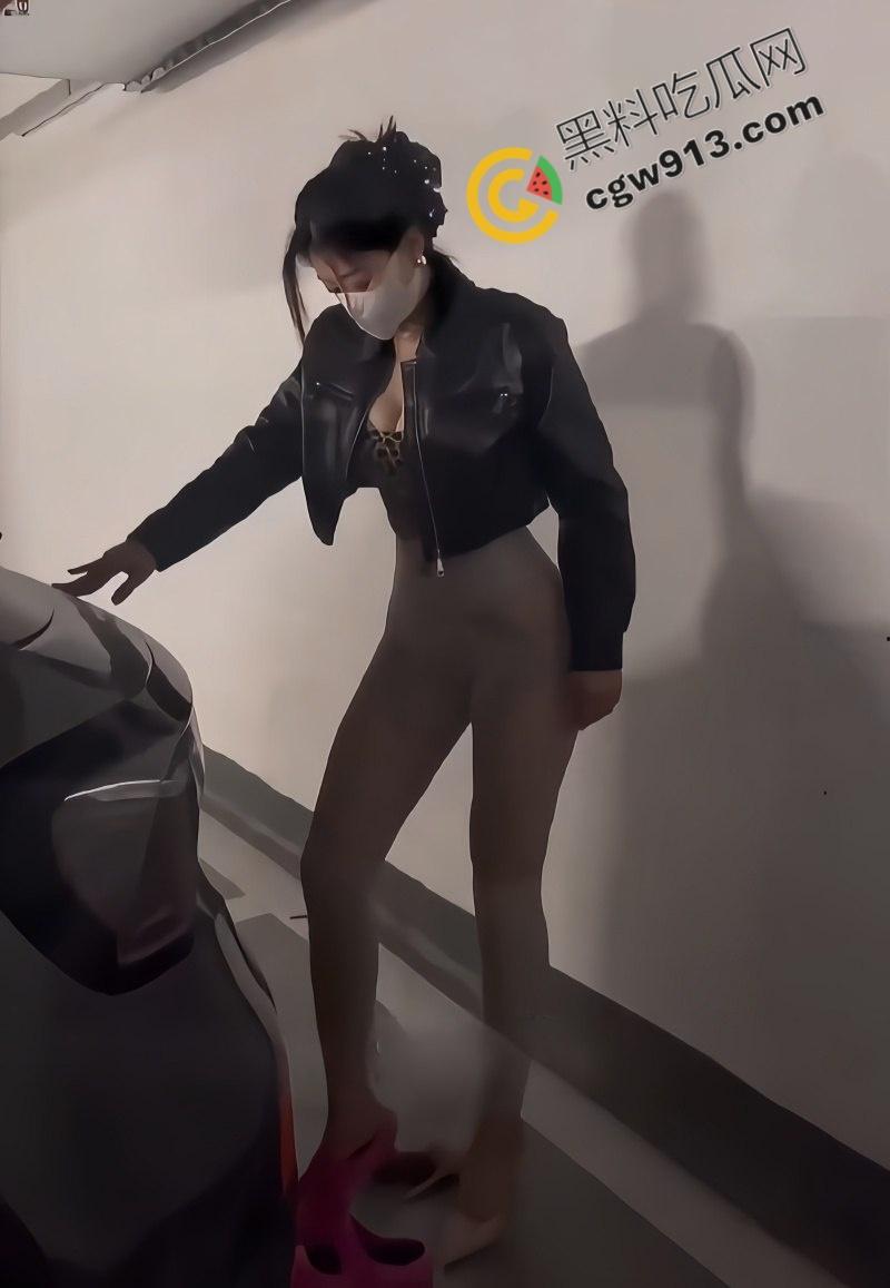 火热辣妈的放纵诱惑！骚母狗妈妈淫态撩人，浪逼被狂操喷汁，高潮浪叫鸡巴硬到炸，欲火焚身爽翻天！-2