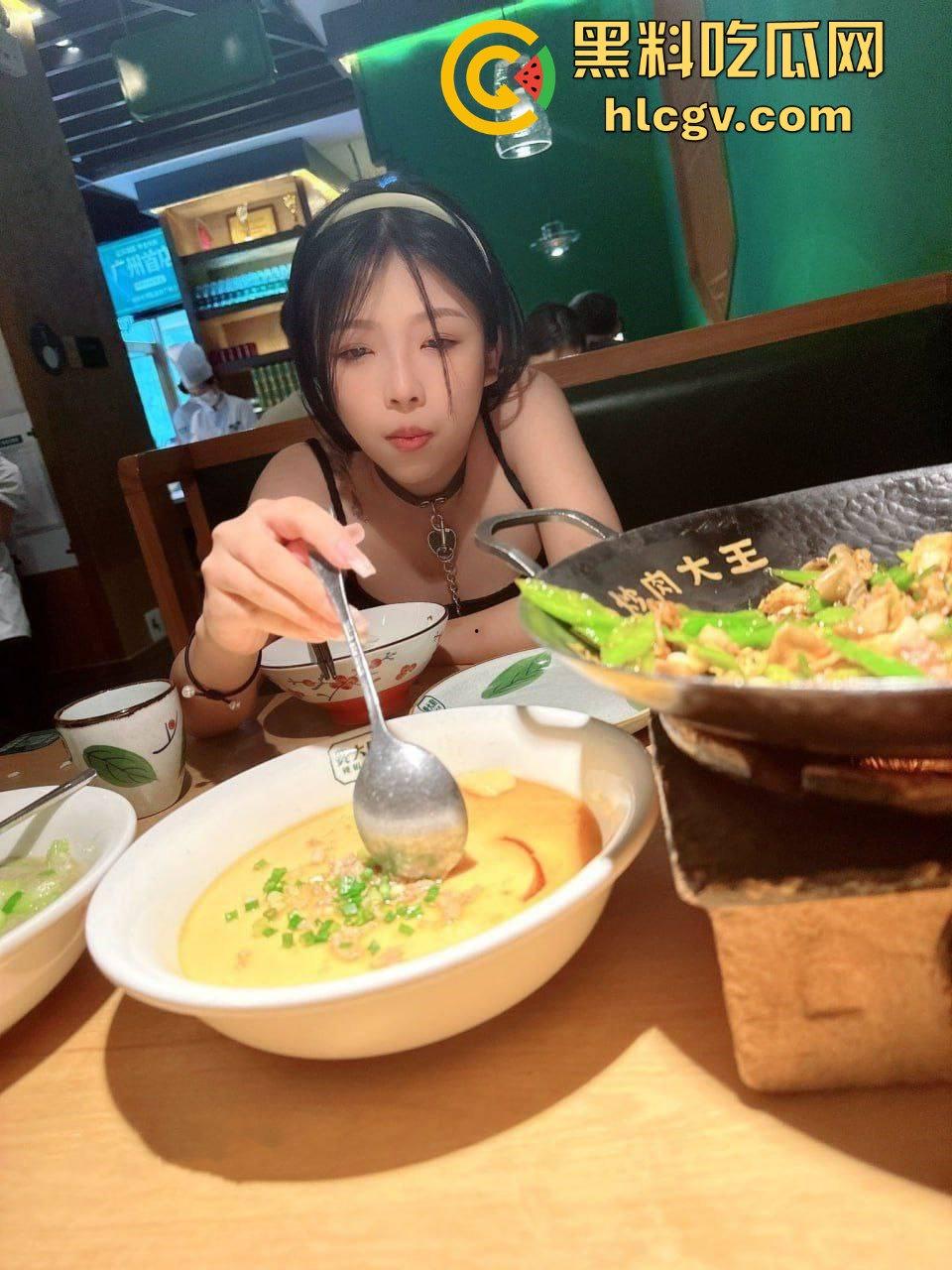 瓜友爆料约炮小红的悲惨故事，大专妹子被金钱调教，多人轮奸生活逼成这样，心疼不忍下屌！-1