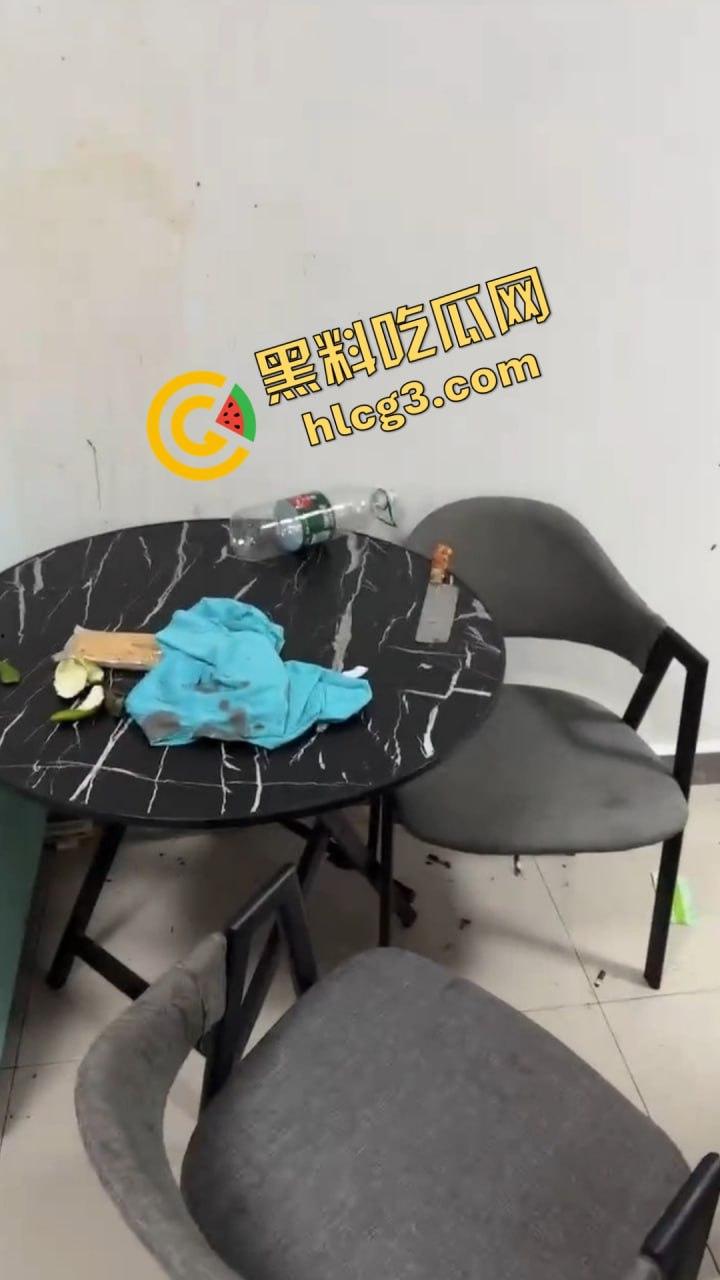 海州血腥夫妻打架现场曝光，门被干倒，血流成河，私密聊天记录全网疯传-9