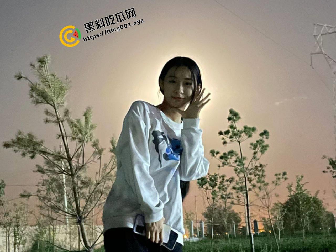 淫荡少妇趁着老公不在家和邻居偷情 穿上老公梦想的开档黑丝和隔壁老王猛干 视频遭流出-4