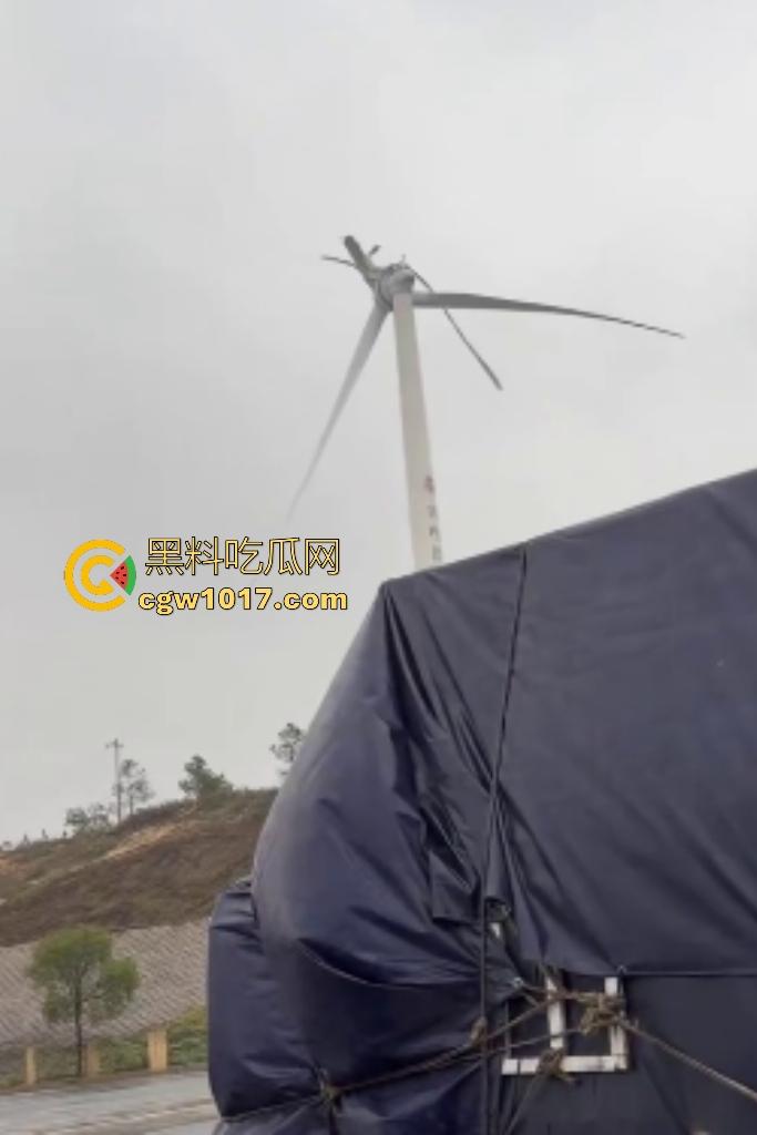 11月9日江西九江鄱阳湖服务区，吉电风扇叶突然断裂，玻璃纤维漫天飞舞，居民吸入有炸肺的风险，这都没人管？-1